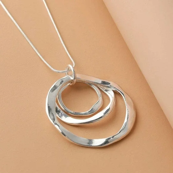 NWT Triple Circle Pendant Silver Necklace - Picture 2 of 2